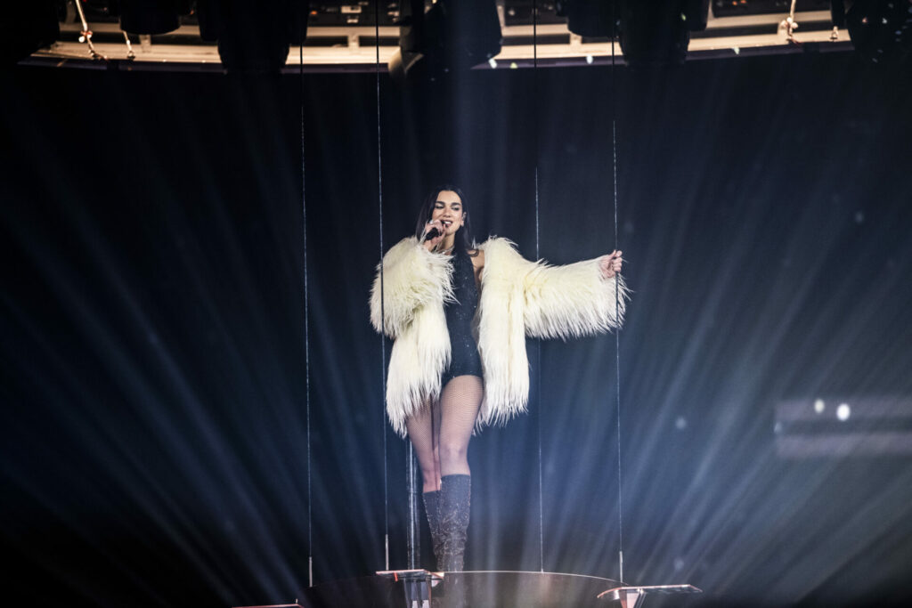 BRIT Awards 2026 : Dua Lipa triomphe, Central Cee crée la surprise