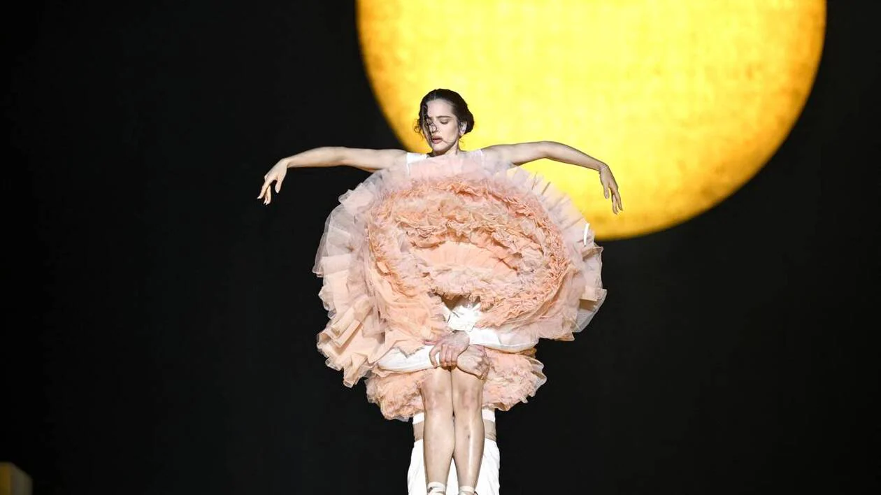 Rosalía enflamme Lyon pour le lancement de sa tournée mondiale « Lux Tour »
